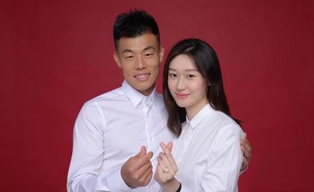 拒美国国籍为中国效力,妻子是肤白貌美的海归才女|谭龙|国足|崔佳