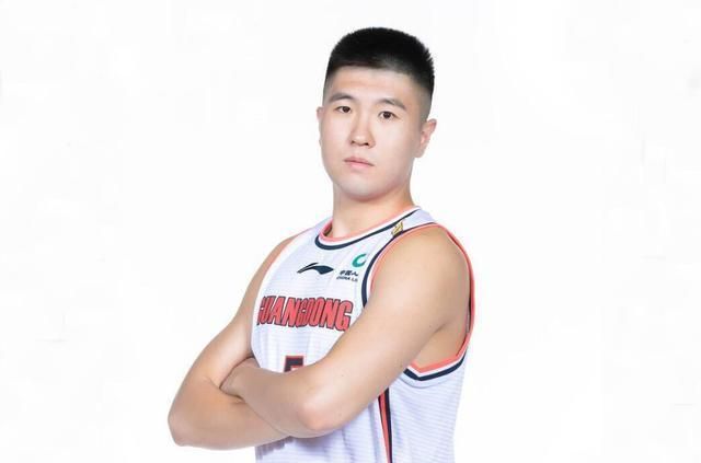 人物|三分投射能力出色的王薪凯,他需要在防守端做得更好