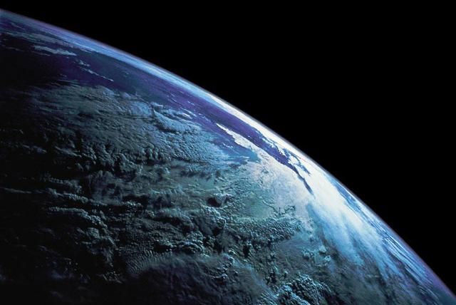 在没有大气的星球上,白天比夜晚还要黑,若地球没有大气会怎样