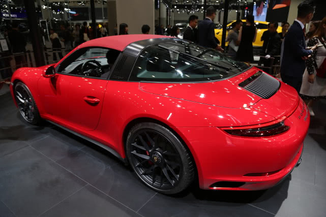 实拍保时捷911targa4gts红色软顶敞篷超级跑车