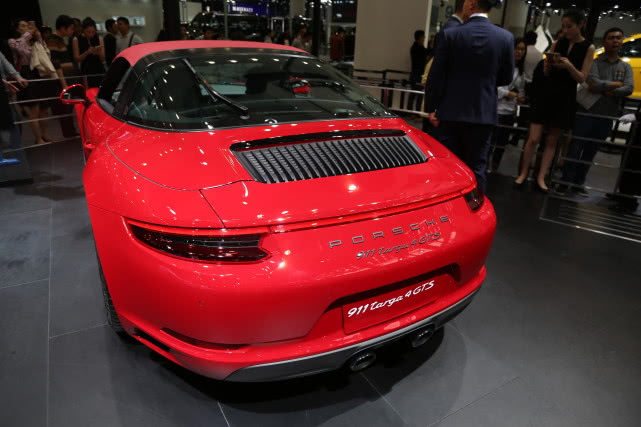实拍保时捷911targa4gts红色软顶敞篷超级跑车