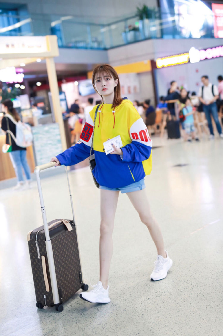 徐璐还是这么高调,黑色短裤比西装还短10厘米,秀美腿太吸睛了