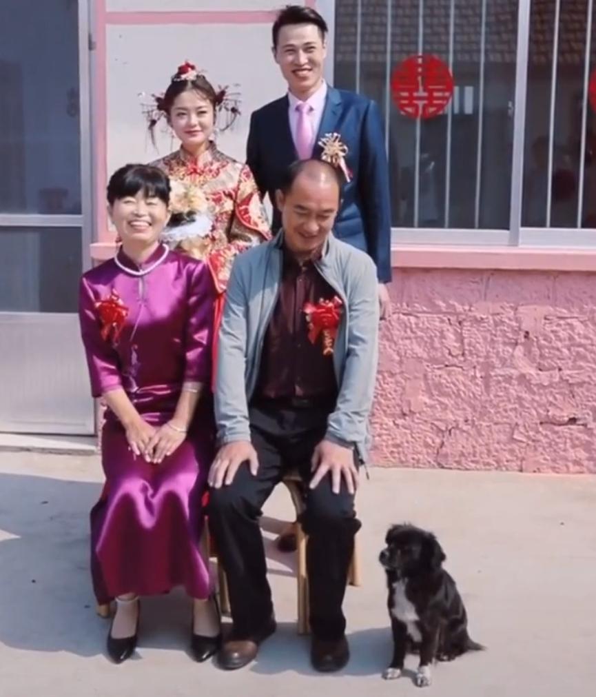小两口结婚拍全家福,狗子蹑手蹑脚悄悄入镜:怎么能少得了我!