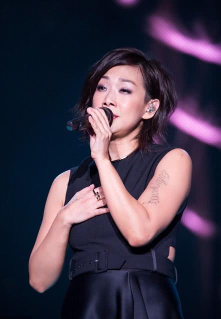林忆莲难逃中年发福,穿黑色无袖连衣裙演唱,惊现"麒麟臂"