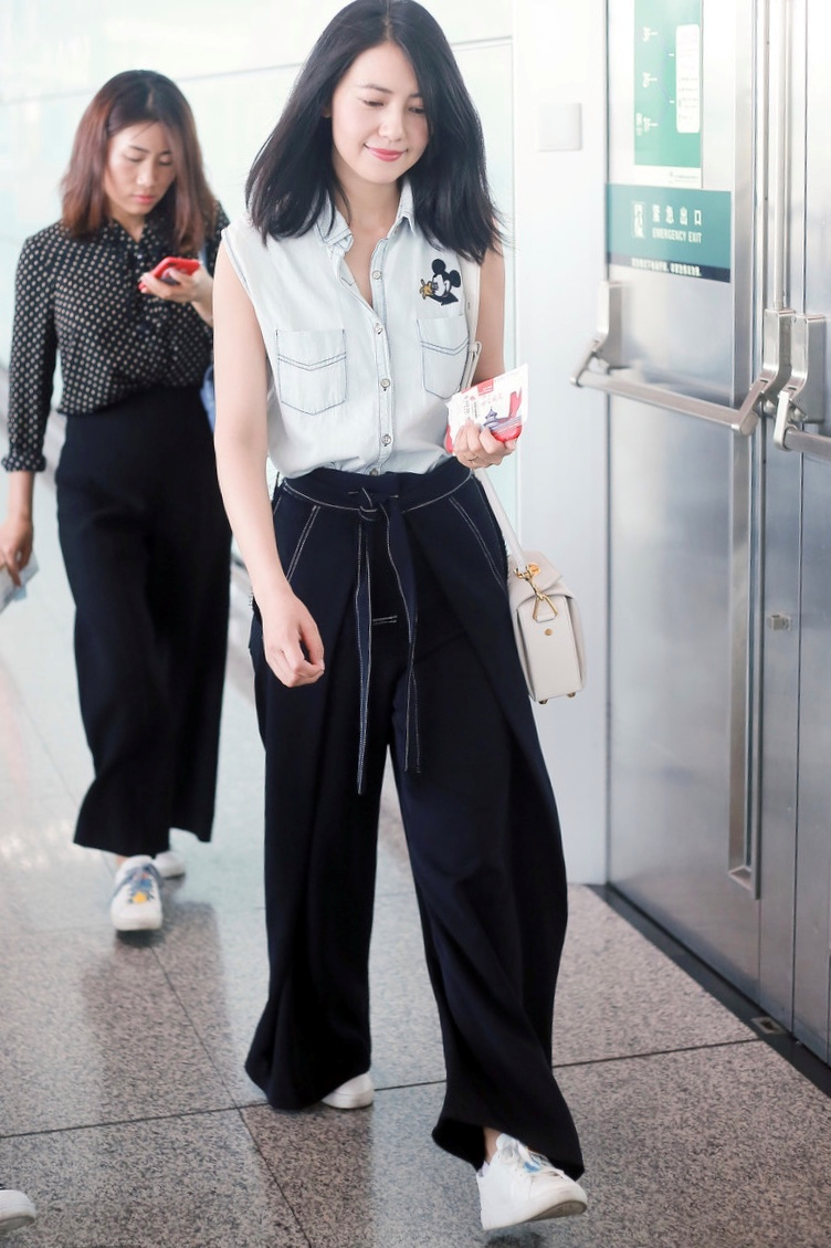 高圆圆不愧是"国民女神",牛仔上衣配阔腿裤简约优雅,清新甜美