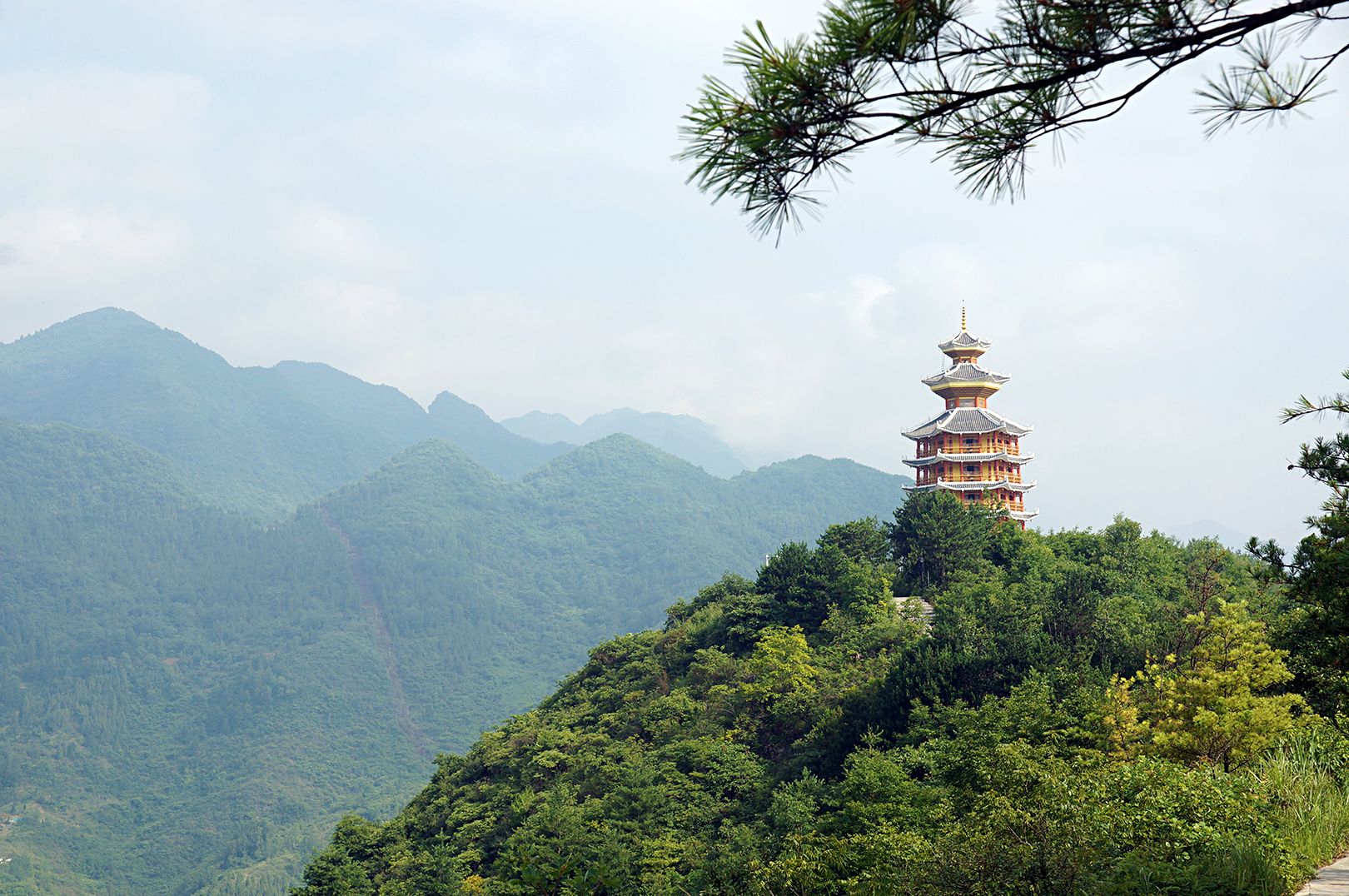 仓山东段,境内最低点是巴庙镇烂柴沟沟口海拔416米,最高点是巴山主峰