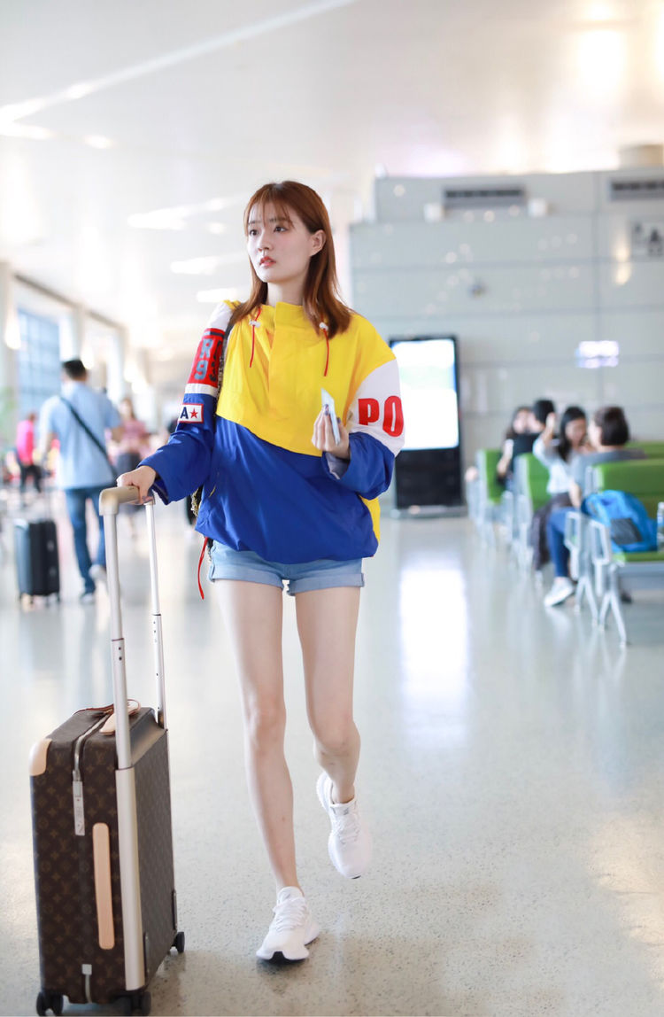 徐璐还是这么高调,黑色短裤比西装还短10厘米,秀美腿太吸睛了