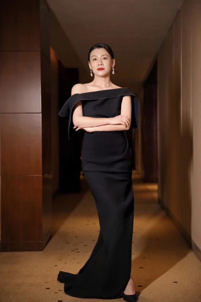 46岁刘琳真是冻龄女神,穿黑色连衣裙端正大气,很有东方女性美