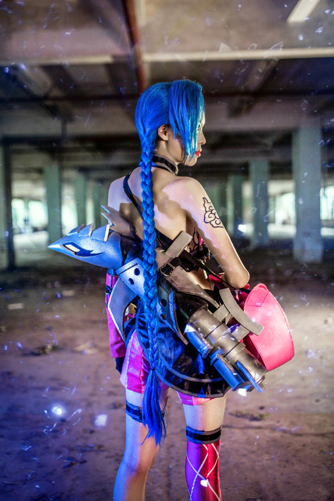 lol金克斯cos鉴赏,这雨中的背影着实叛逆