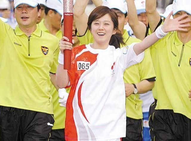 39岁"童颜"张娜拉,笑容灿烂活力四射