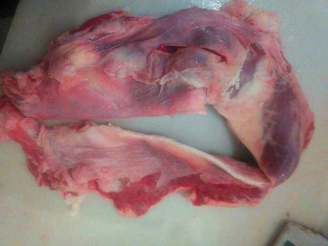 因此把它叫做"护心肉",有些地方也叫罗根肉,连肝肉,这块肉一般杀猪的