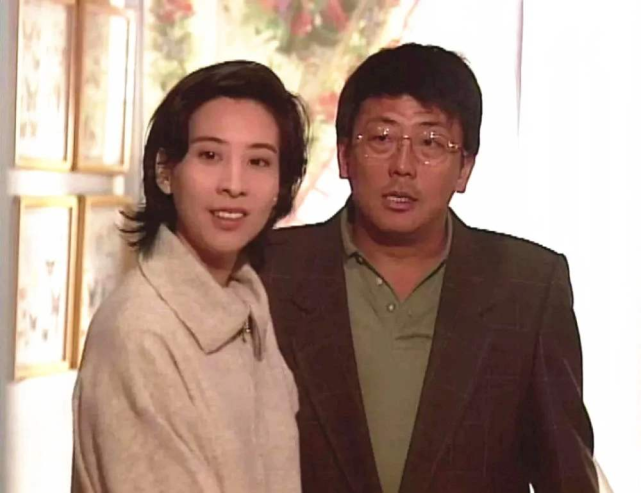 娶美女演员生两女儿,如今65岁与小18岁女友很恩爱|楼南光|鬼片|成名