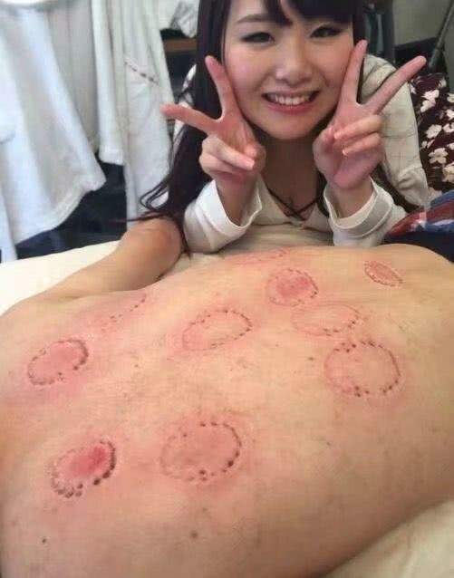 女孩专门咬人挣钱,月入十万,咬一口不知有多舒坦