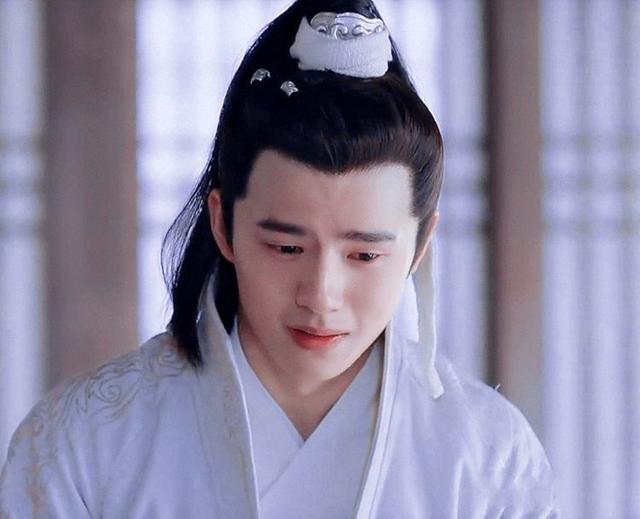 刘昊然,这个古装造型像极了奶油小生,干净利落的白衣少年,这个哭戏你