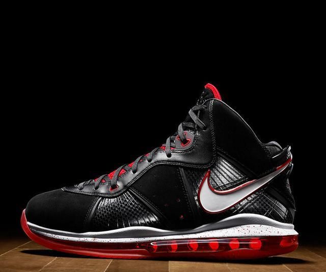 复刻节奏也太快了两代詹姆斯战靴今年集体回归