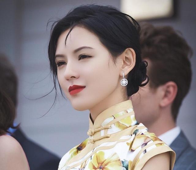 《愠色过浓》甜,张予曦穿旗袍惊艳四方,网友:周冬雨穿上太土了