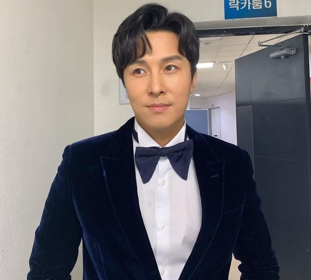 神话金烔完遭私生饭翻墙闯入住宅经纪公司公开照片谴责对方