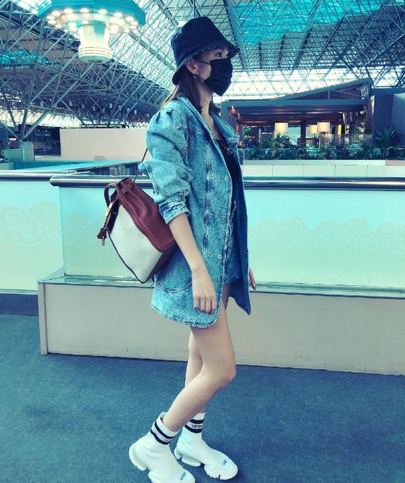 陈若仪这衣品绝了!露脐上衣配热裤秀身材,难怪婆婆看不上