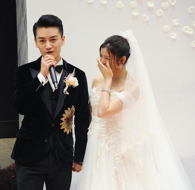 她是娱乐圈的小龙女,与陈晓的结婚照火到海外,被当成电影海报
