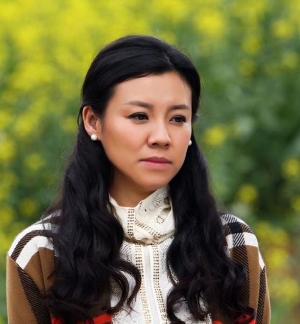 她19岁就已出道,因长得丑被著名导演抛弃,如今却成豪门阔太!