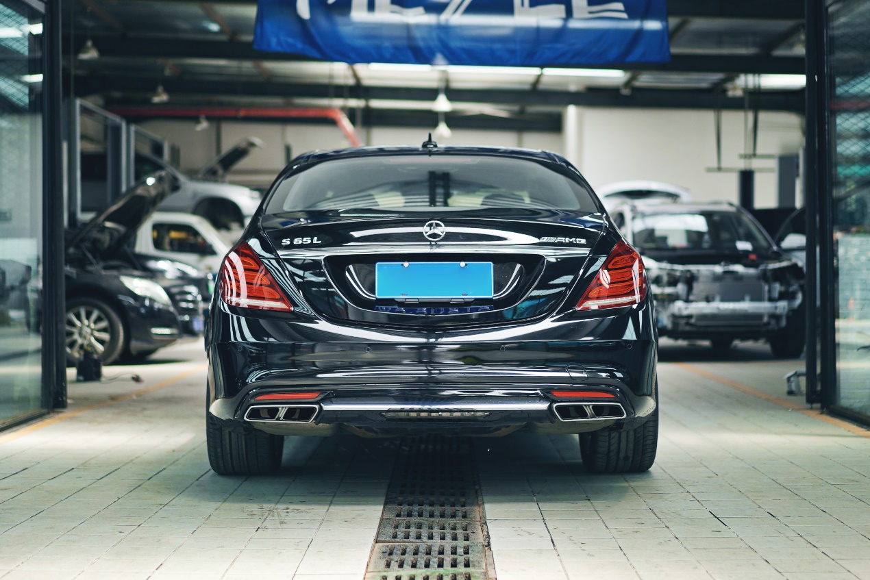 12缸的奔驰AMG S65也离不开车衣 有了它才能战斗