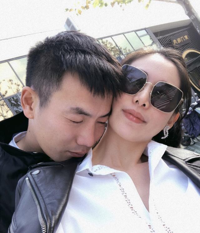 国足秦升的富豪老婆身材傲人貌似林志玲lv包包用来装狗