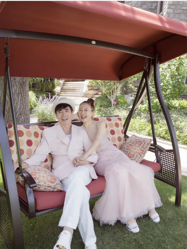 范明老婆厉玲身材真绝,穿鱼尾裙身段火辣撩人,完全不像62岁的人