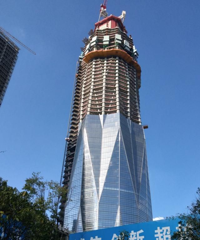 分析成都市468米蜀峰大厦的进度:并不算封顶,距离完工还很遥远