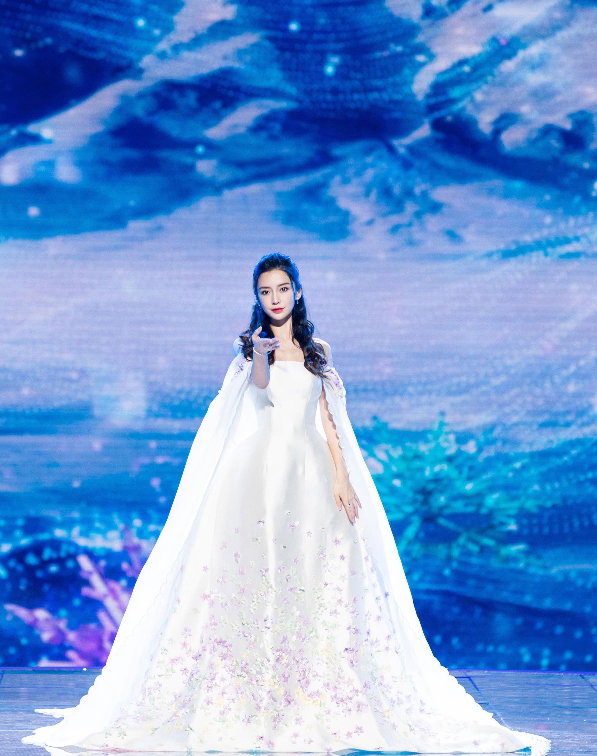 杨颖好隆重综艺开播穿亮钻抹胸礼服配卷发红唇美成小公主