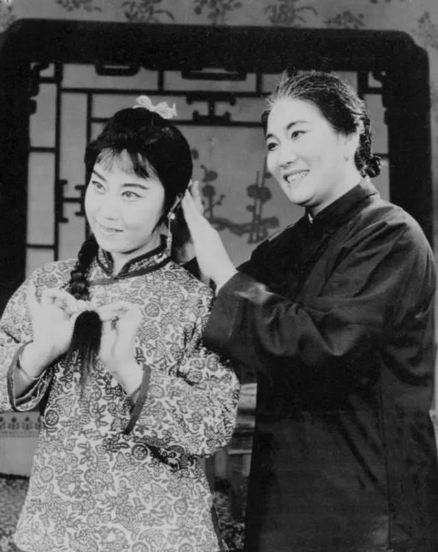 在评剧《花为媒》,《刘巧儿》,《杨三姐告状》中,赵丽蓉塑造了一系列