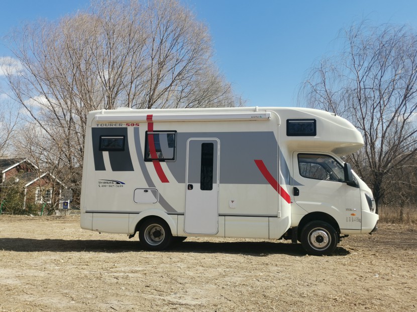 深圳四驱携多款越野拖挂及高性价比b型房车亮相65洛阳房车展