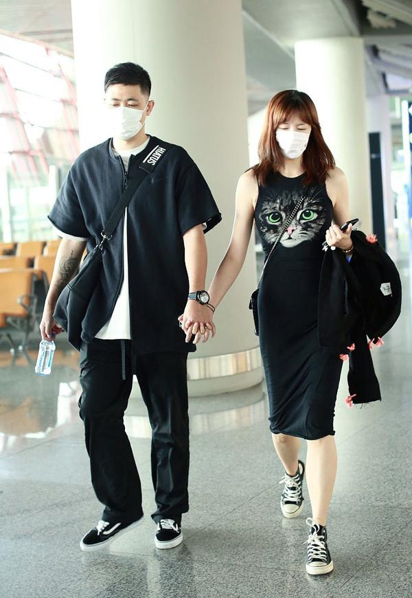 李艾罕见秀身材,穿黑裙和老公走机场,177身高大秀蜂腰翘臀