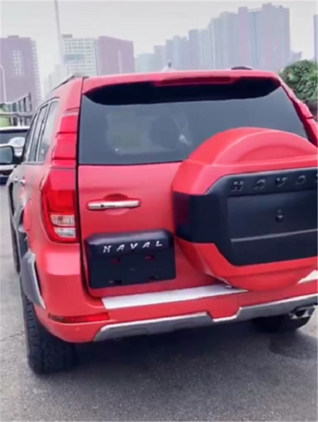 首次路上见到"劳伦士"哈弗h9,全车"条纹双拼",还限量99台