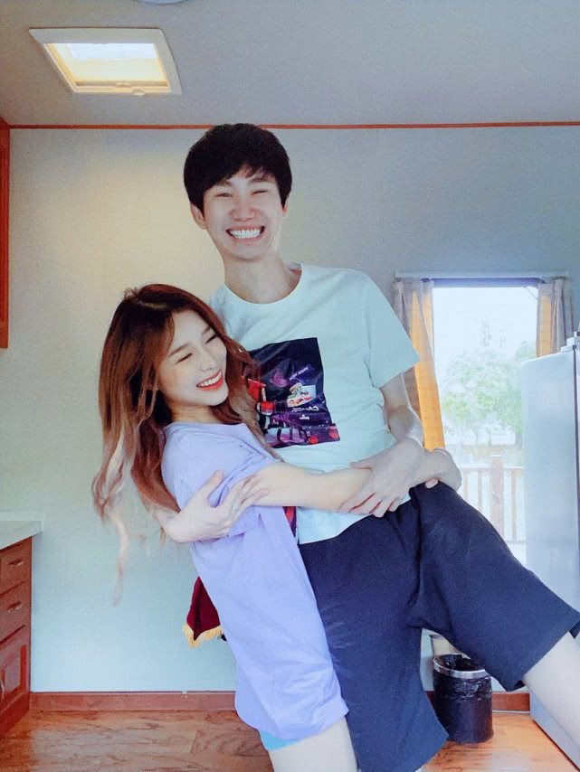 doinb与糖小幽自驾百万房车度假!又秀恩爱又炫富?水友:酸了