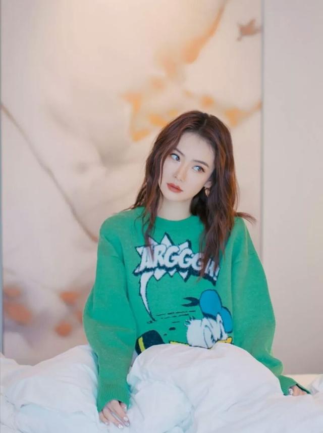 金瀚穿个性西装,帅气有型,戚薇绿色针织衫,青春减龄