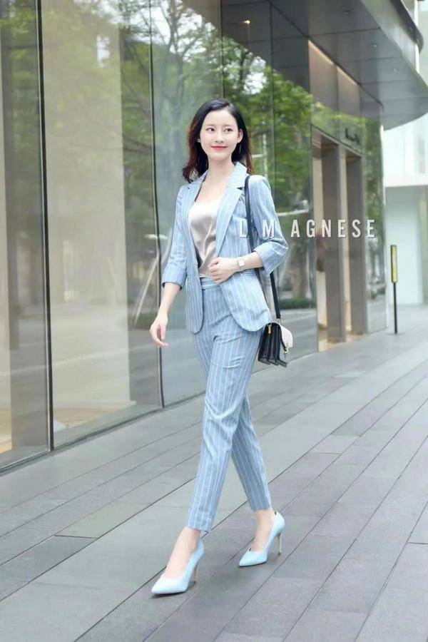 优雅得体,气质加分 简爱格妮斯演绎交际场合着装美学