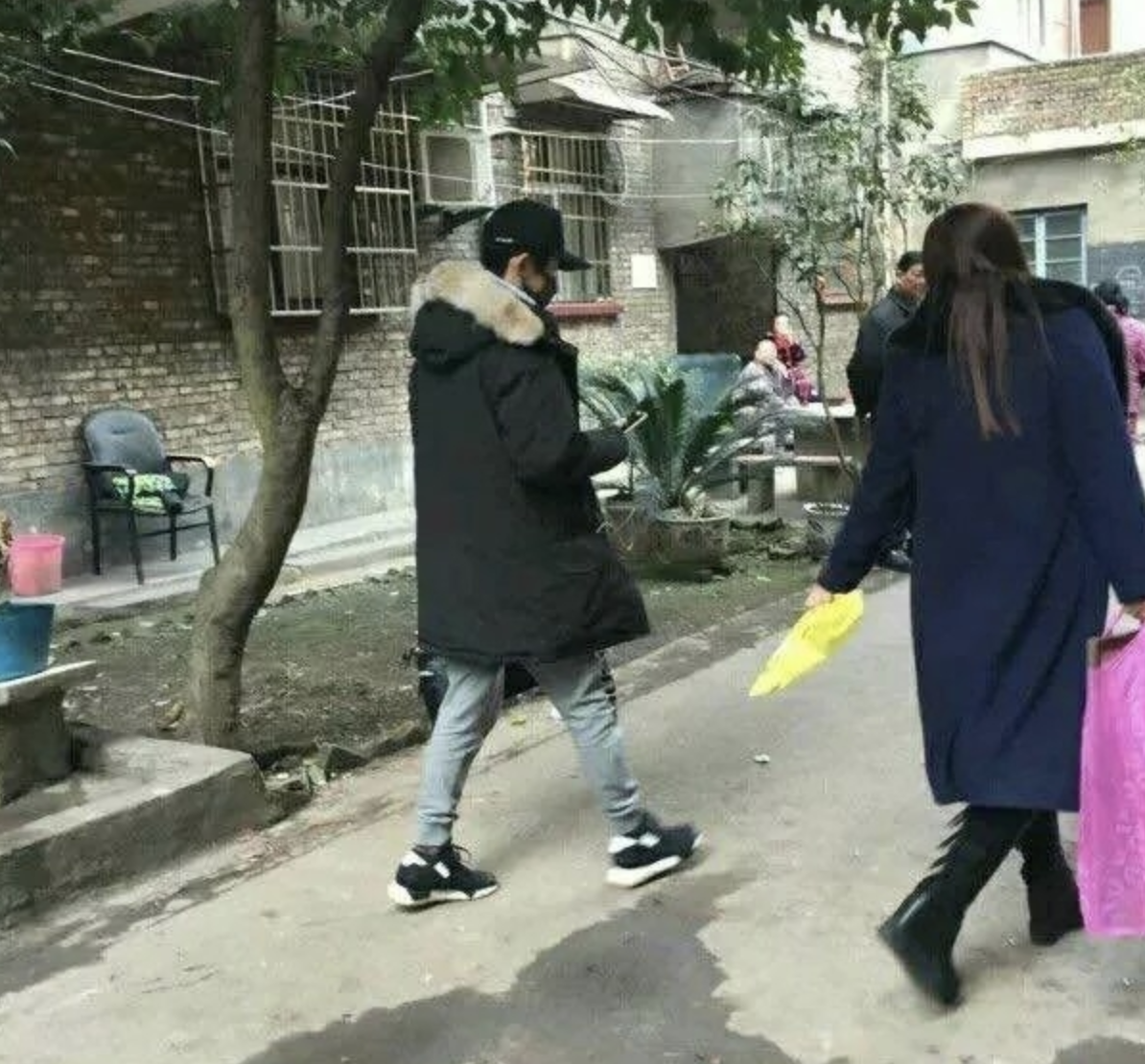 易烊千玺回老家陪爷爷奶奶吃饭,并通过ins暗示行程,孝顺又贴心