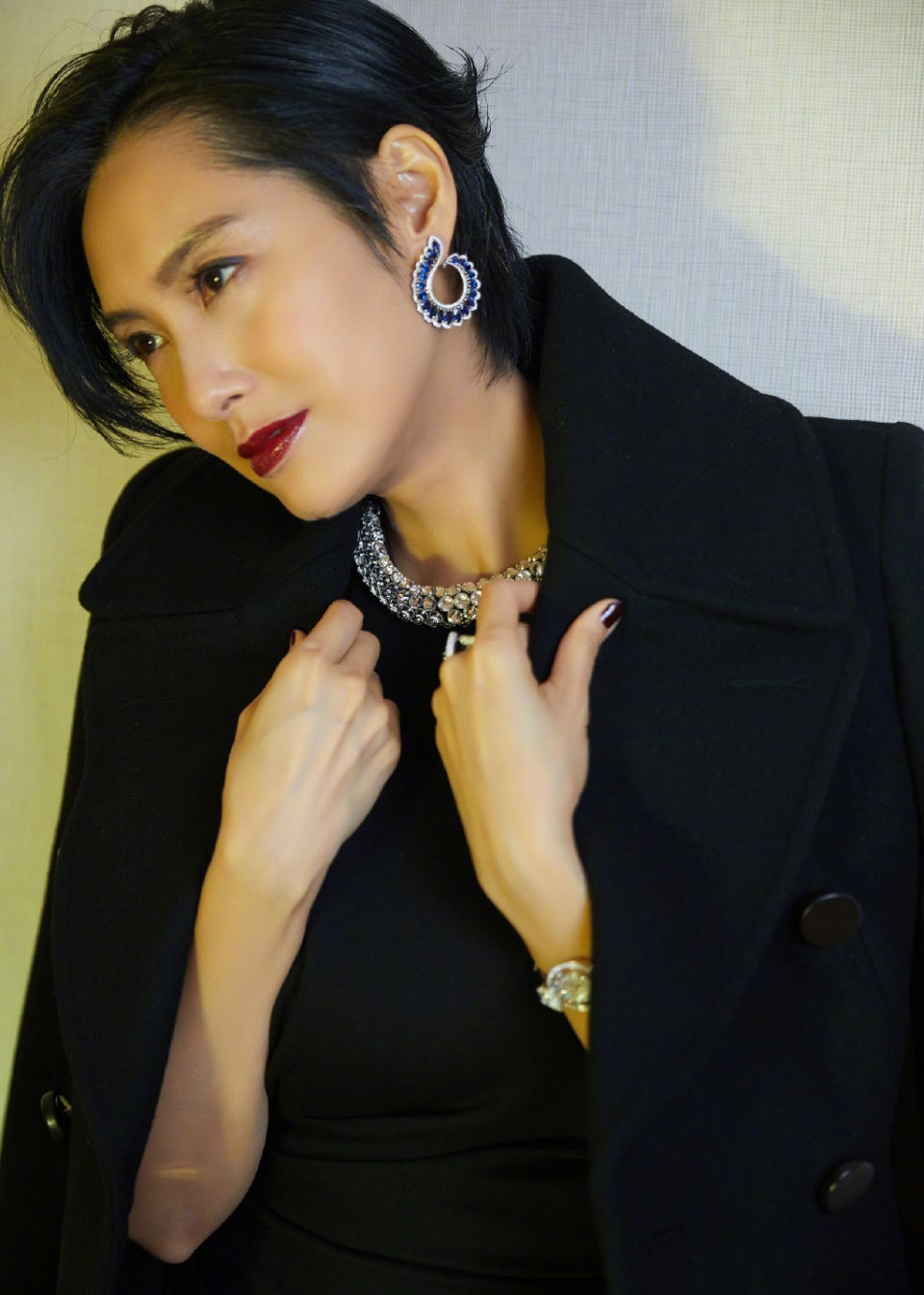 49岁朱茵身穿黑色连衣裙,尽显成熟女性魅力,黄贯中娶对了