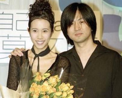 当年这首情歌《广岛之恋》可谓是火遍两岸三地,演唱者张洪量莫文蔚也