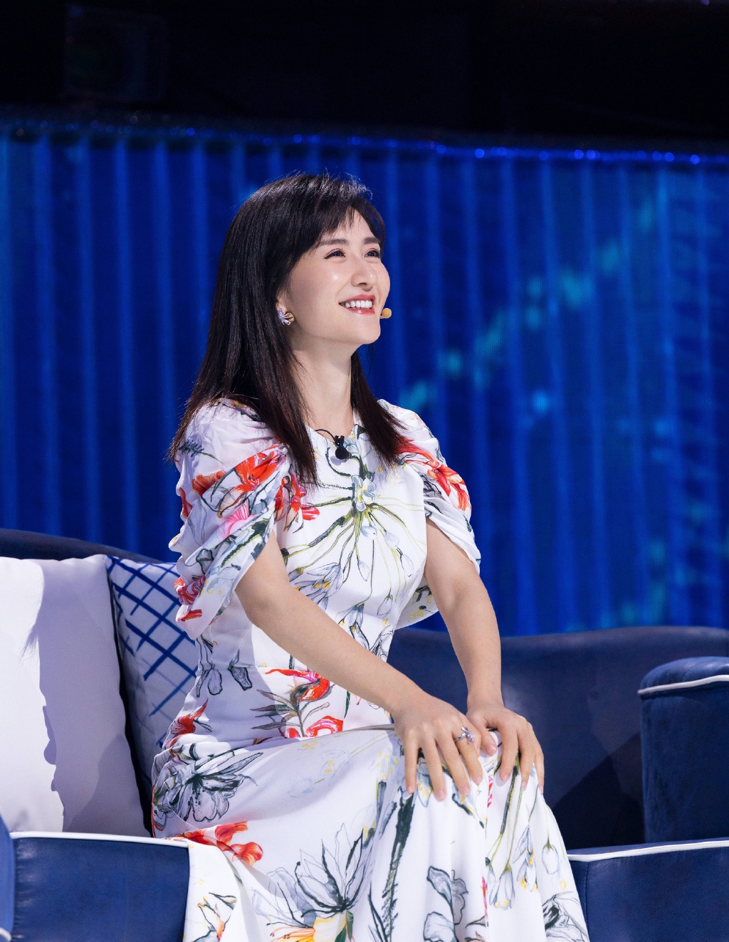 谢娜新综艺造型真美,穿水墨画印花连衣裙,配长发少女感爆棚