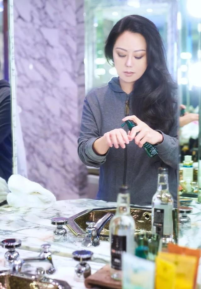 章小蕙亲自出镜带货,穿运动装化妆2小时,57岁瀑布长发还像90后