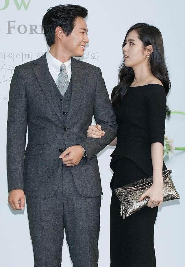 韩佳人与老公撒狗粮穿露肩裙小女人味足网友羡慕延政勋