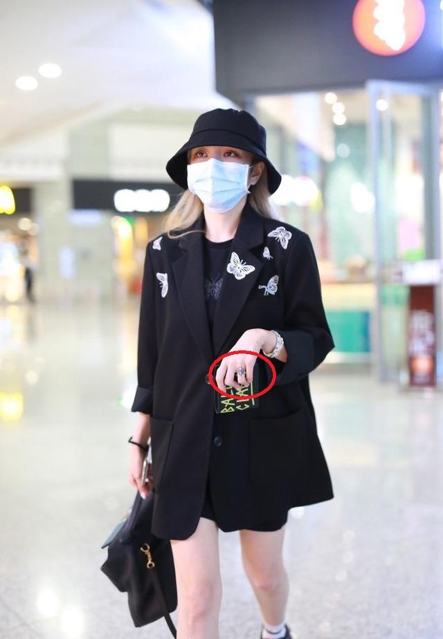 周扬青现身机场,刻意秀"爱的纹身",疑似准备和罗志祥复合