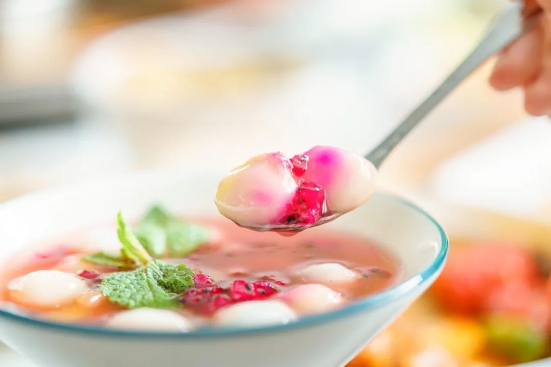 糯叽叽的冰汤圆都是芝麻馅儿,配上红糖和水果颗粒,每一口都让人甜到