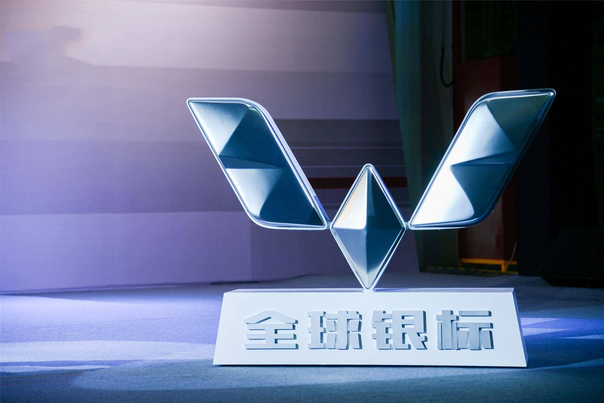 五菱这次真的神了,不仅下线第2200万辆汽车,还推出了全新银标