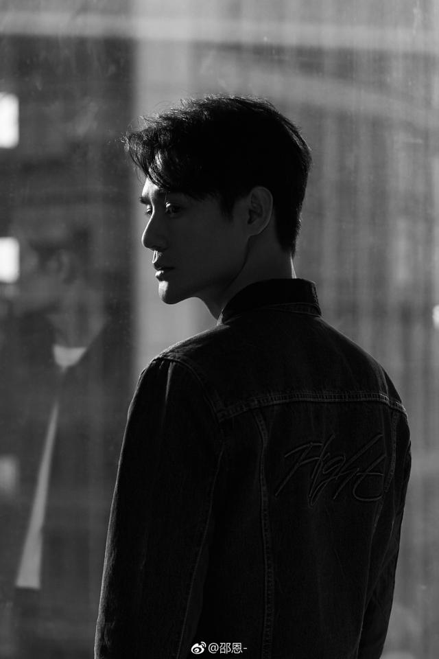 粉丝给他取过一个外号叫"天神",侧面可以看出他长相的华贵艳丽,傲气凌