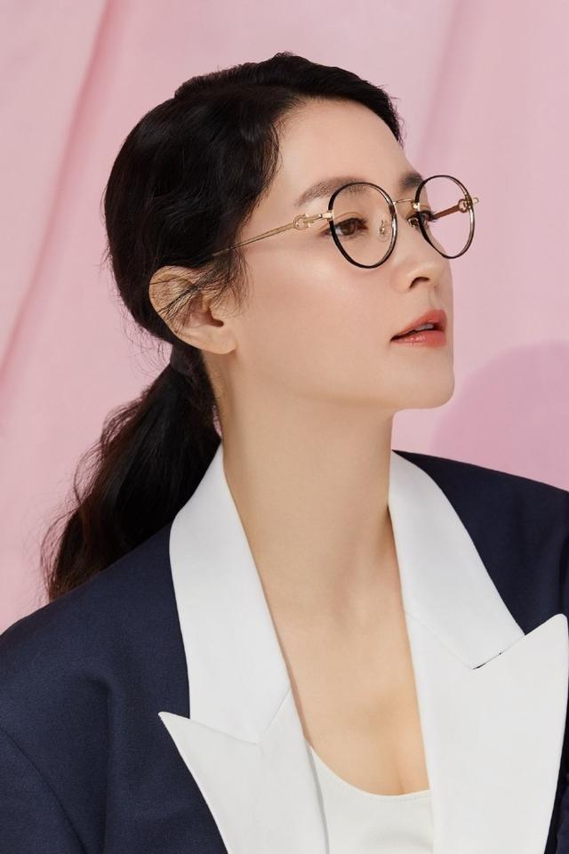 49岁李英爱,皮肤白皙光滑似少女,她究竟是怎么做到的?