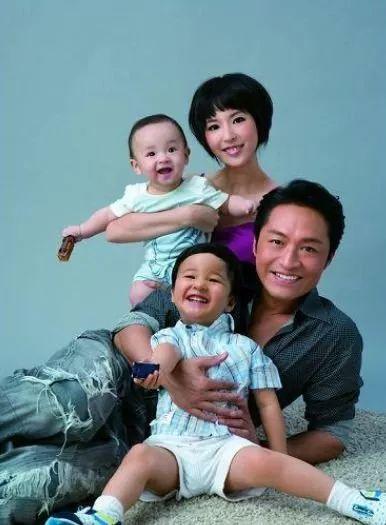 54岁马景涛全家近照,小21岁妻子貌美,儿子帅气,真是幸福