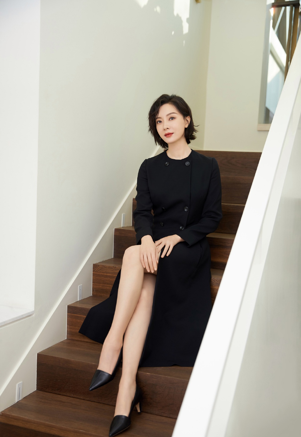 佩服陈数,穿深蓝色风衣裙还曲腿坐,配丝绒高跟鞋美腿更撩人了