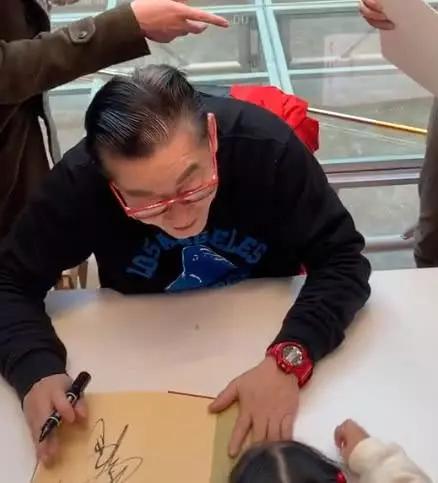 有一种签名叫六小龄童的签名,看到签名那刻,网友:这是画符吗?